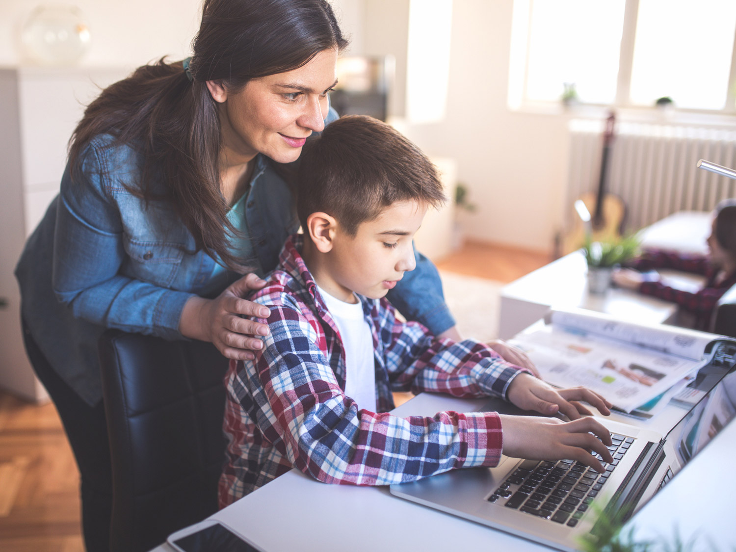 parents_teaching_kids_online