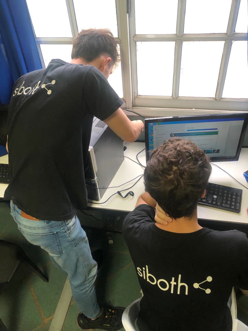 Soporte de computadoras en aula